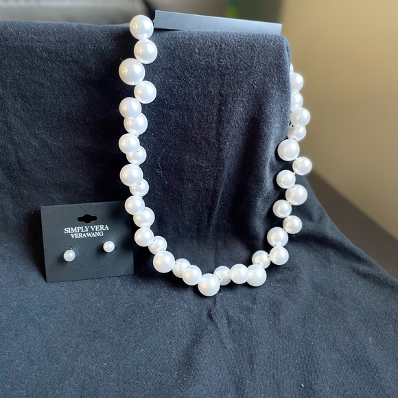 Simply Vera Wang Beautiful Necklace and Earring Set, Post backs. - Picture 3 of 6